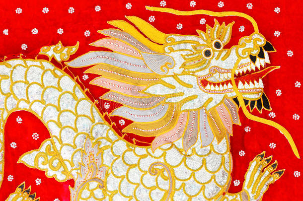 缅甸红绸绣龙艺术