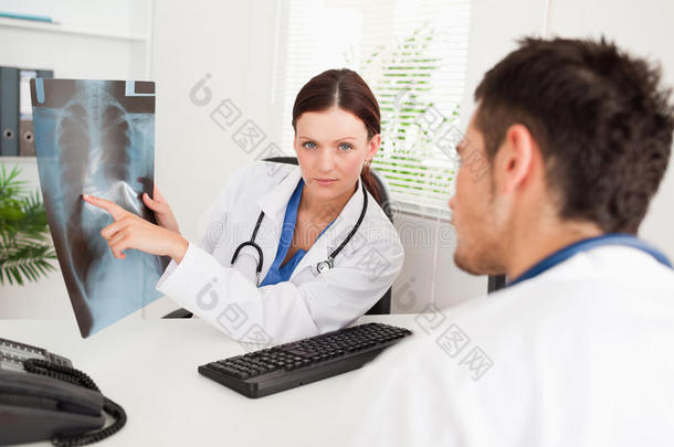 女医生给其他医生看x光片