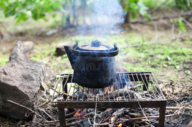 黑色老式烟熏茶壶