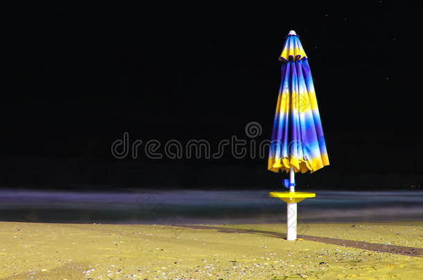 晚上在海滩上撑伞