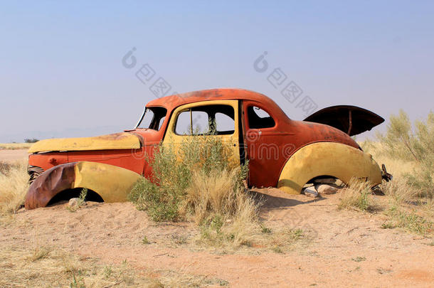 纳米布沙漠<strong>最后一站</strong>生锈的汽车残骸