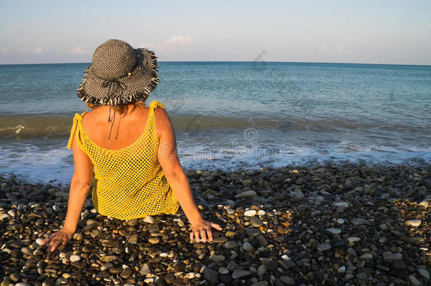 <strong>清晨阳光下</strong>坐在海边的女人