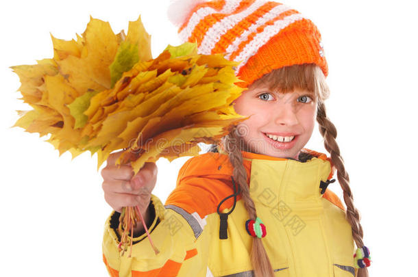 戴着秋天橘色帽子拿着树叶的女孩。