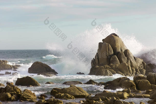 海岩正在冲破巨浪