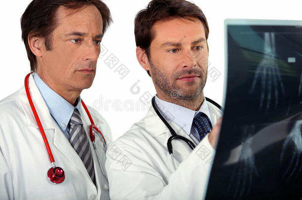 医生在看x光片