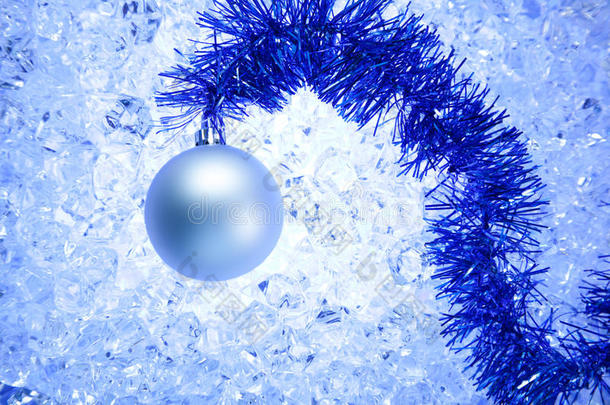 蓝色冬冰上的圣诞银饰品
