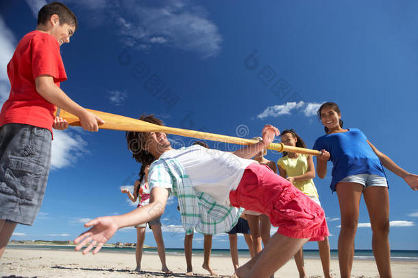 青少年在沙滩上跳脱衣舞