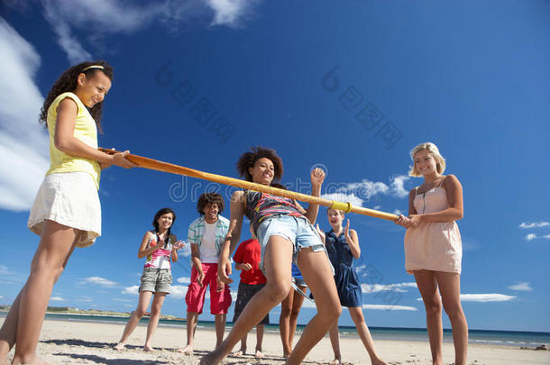 青少年在沙滩上跳脱衣舞