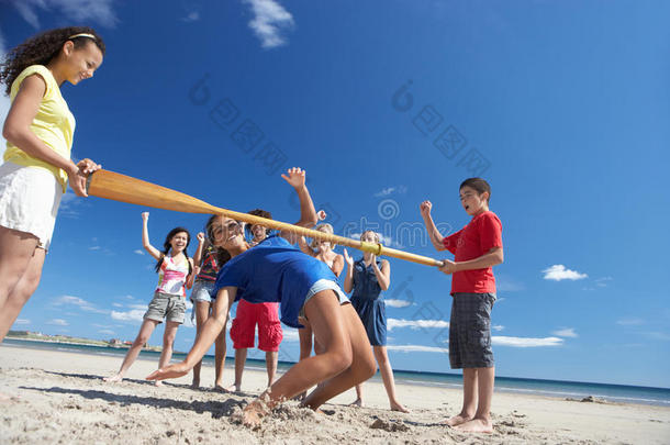 青少年在沙滩上<strong>跳脱</strong>衣舞