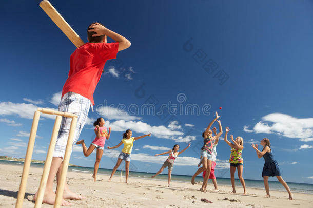 青少年在沙滩上打板球