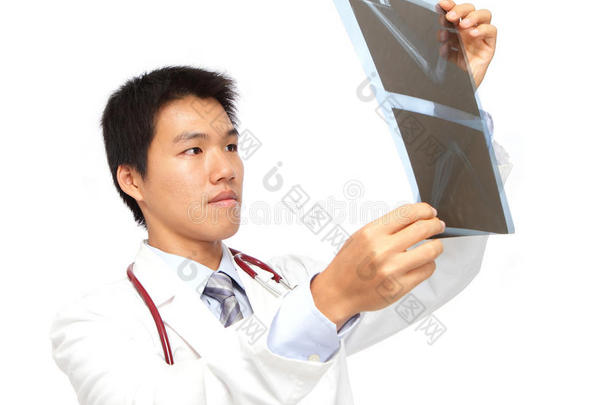 年轻的亚洲医生检查x光片