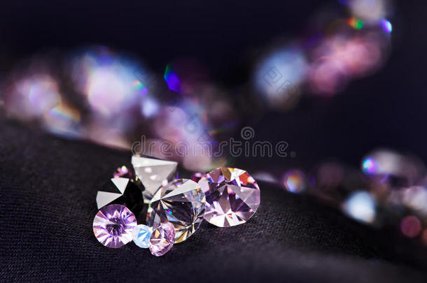 钻石（紫色小宝石）堆在<strong>黑丝绸</strong>上