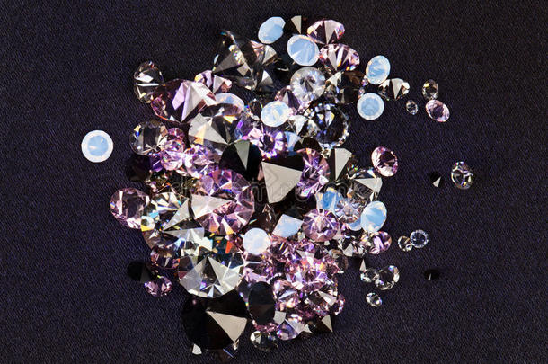紫色小宝石堆在黑丝绸上