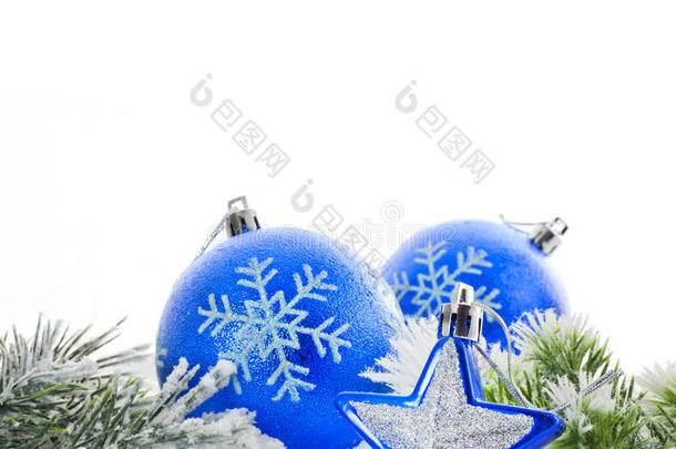 圣诞蓝饰品和雪树