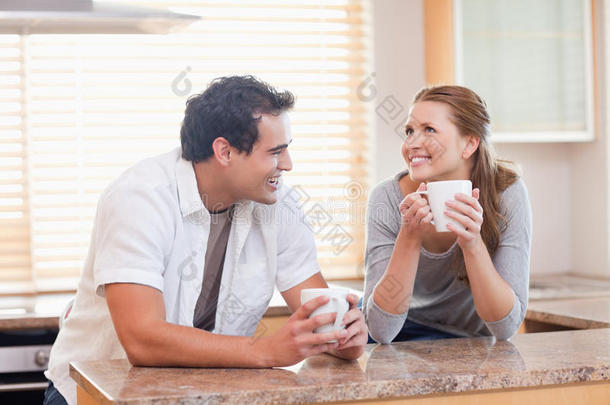 一对快乐的夫妇一起喝咖啡