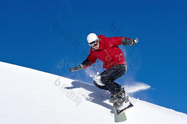滑雪运动员在<strong>深蓝</strong>色的<strong>天空</strong>中跳跃