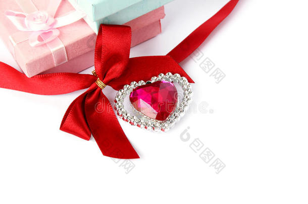 红心、彩带和礼品盒