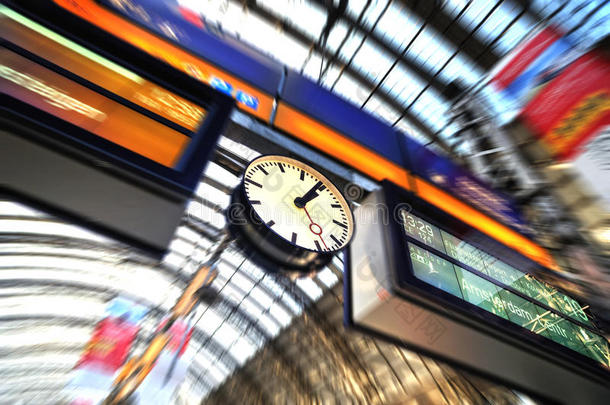 车站时刻表及时钟