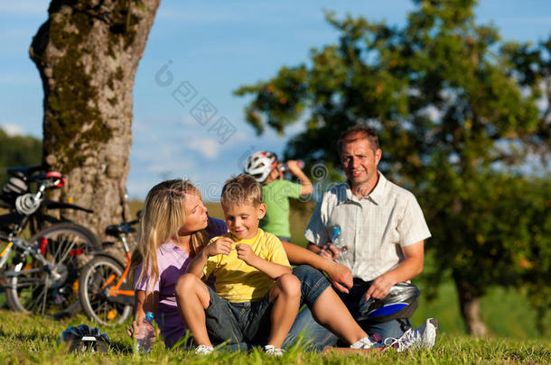 一家人骑自行车出游