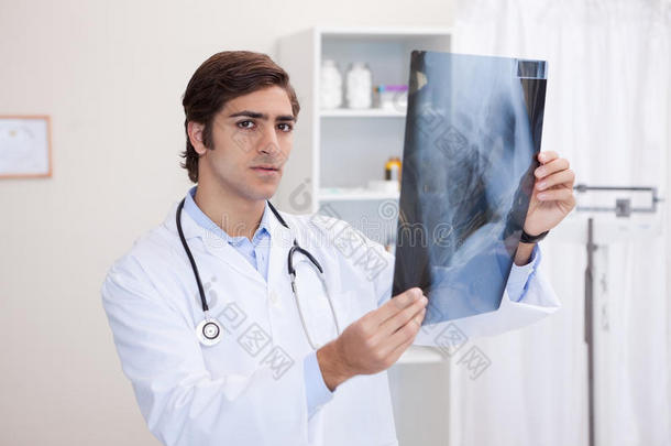 男医生分析x光片