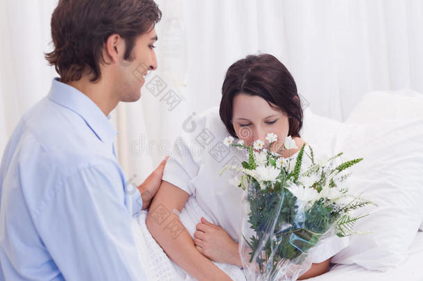 一个男人在医院给他的女朋友送花