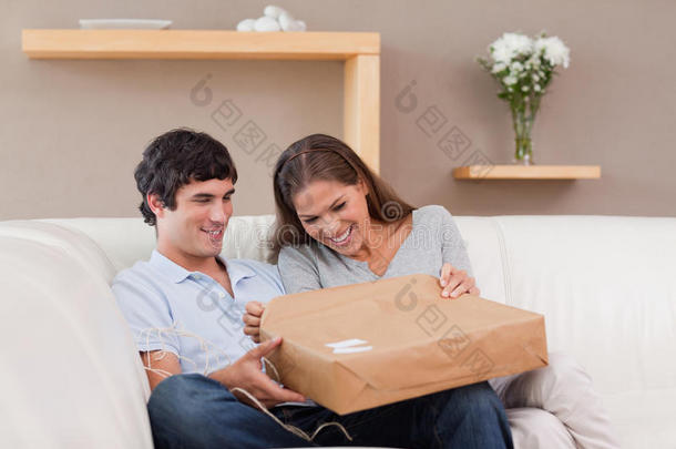 沙发上的情侣打开包裹