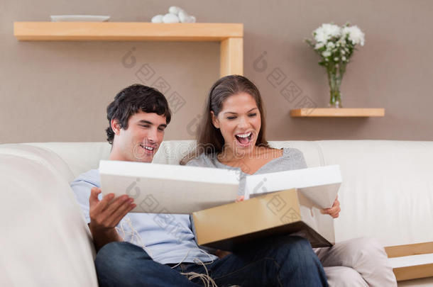 沙发上的情侣打开包裹
