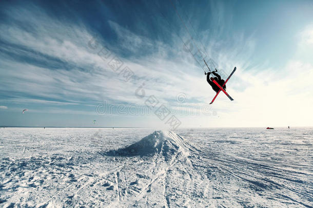 在冰冻的湖面上滑雪、风筝和跳跃