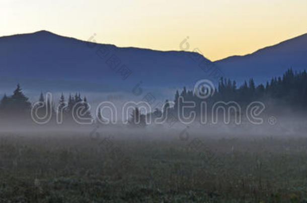 阿迪朗达克雾蒙蒙的黎明前全景图
