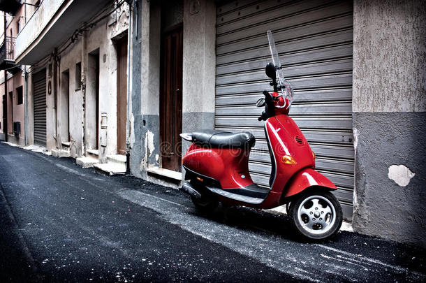 意大利红色踏板车