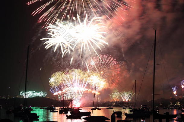 悉尼璀璨的焰火遍布港口和城市夜景