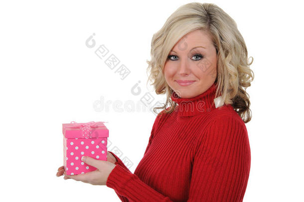 展示粉红色礼品盒的年轻女子。