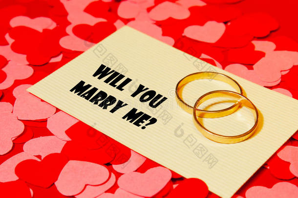 两枚戒指和一张求婚卡片