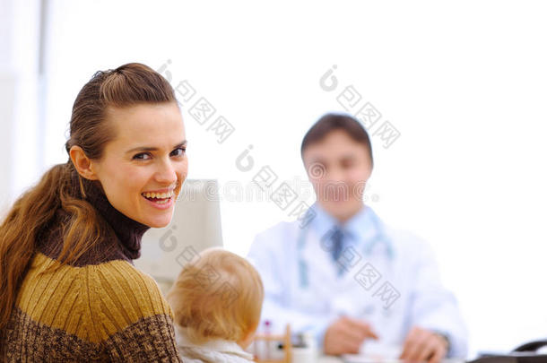 快乐妈妈带着孩子在儿科医生室