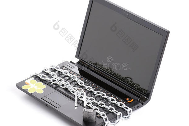 用锁链和挂锁打开笔记本电脑安全