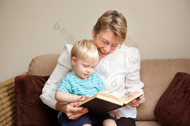 祖母或保姆给孩子读书