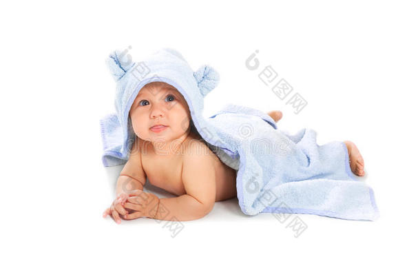 漂亮的婴儿用蓝色毛巾<strong>吐舌头</strong>