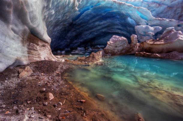 蓝色冰川洞穴，有惊人的融雪