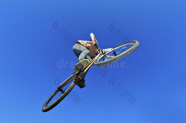 一个男孩骑着他的土自行车在空中飞行