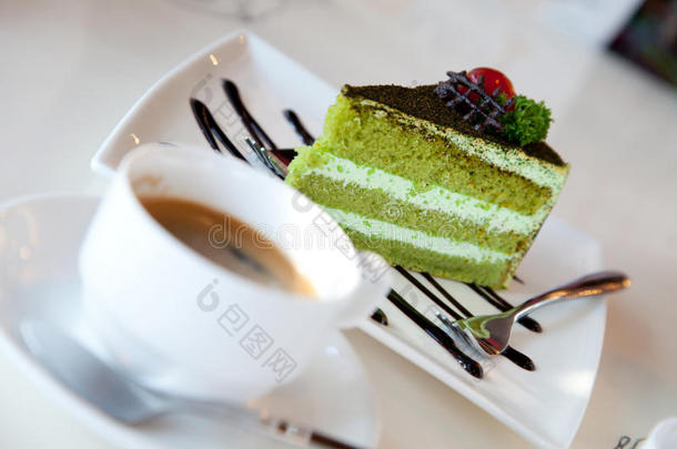 绿茶蛋糕和咖啡