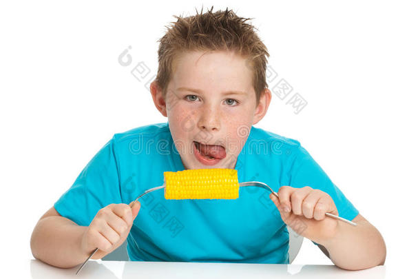 吃玉米棒子的男孩
