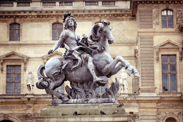 <strong>巴黎卢浮宫</strong>路易国王雕像