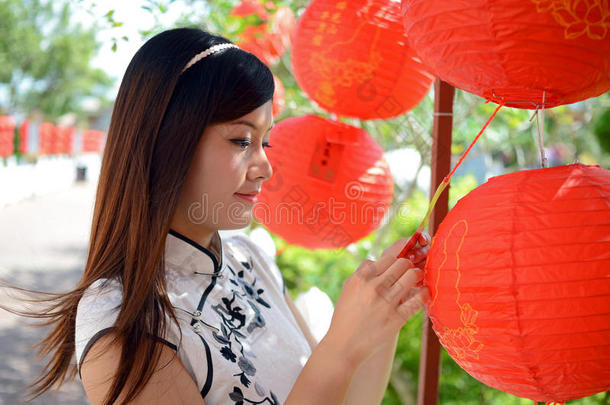 拿着红纸灯笼的中国妇女