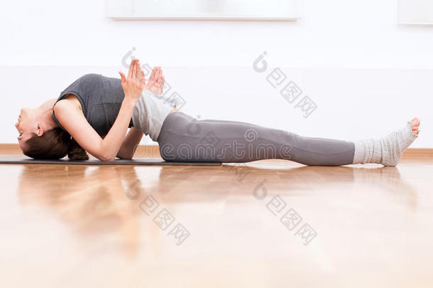 女子在体育馆做伸展瑜伽运动