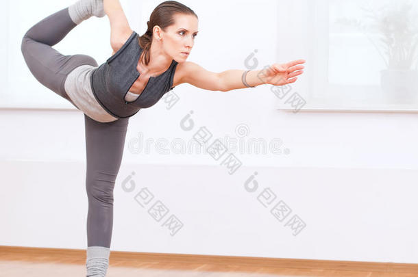 女子在体育<strong>馆</strong>做<strong>伸展瑜伽</strong>运动
