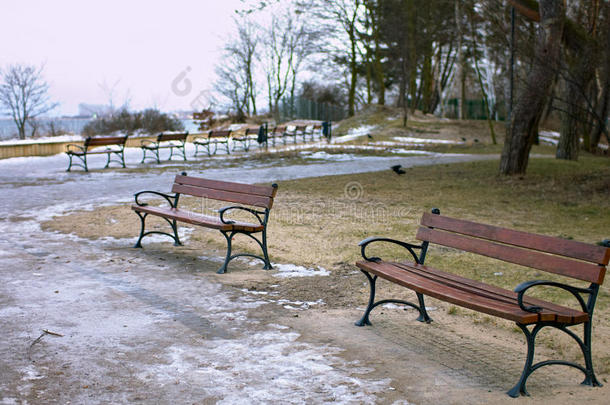 冬季风景中的长椅。