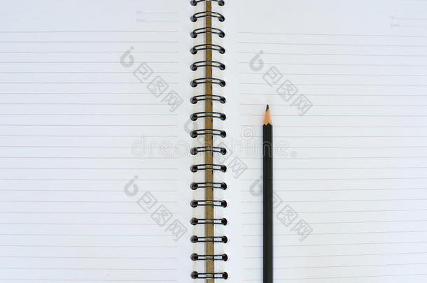 白本子上的黑铅笔