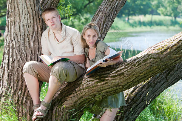 学生们在湖边看书