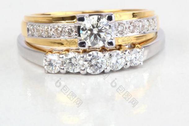 金戒指与钻石和现代钻石戒指。