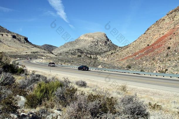 美国犹他州：穿越莫哈韦沙漠的高速公路